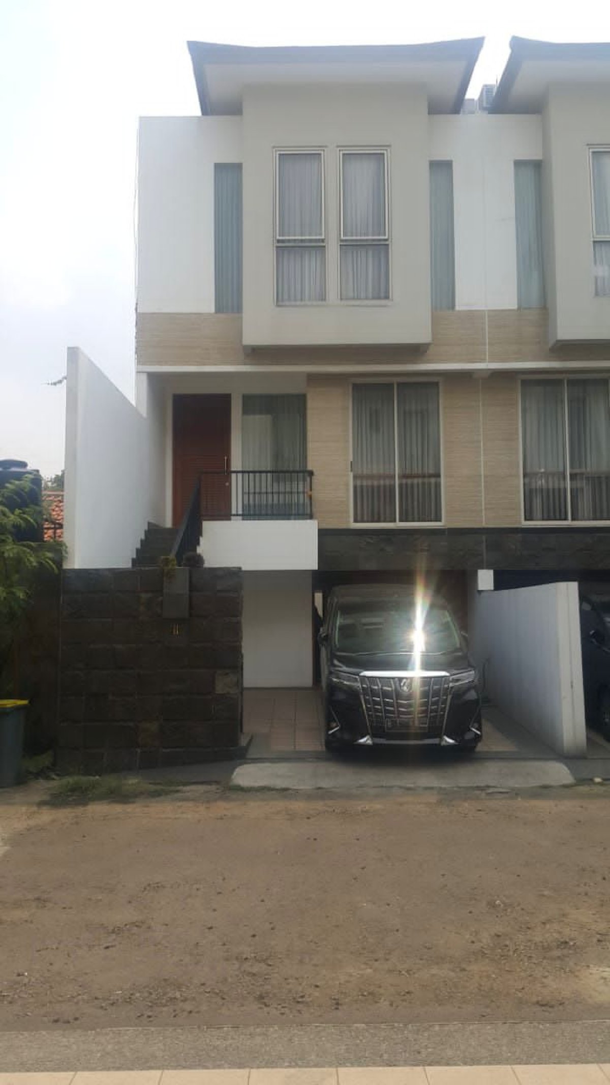 Dijual rumah tiga lantai dekat dengan pintu tol TB Simatupang 